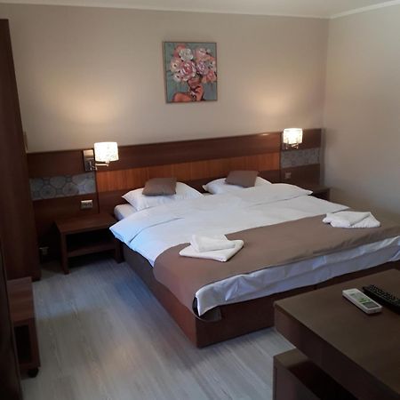 Aura'S West Accommodation Private Parking In Front Yard Bucareste Exterior foto