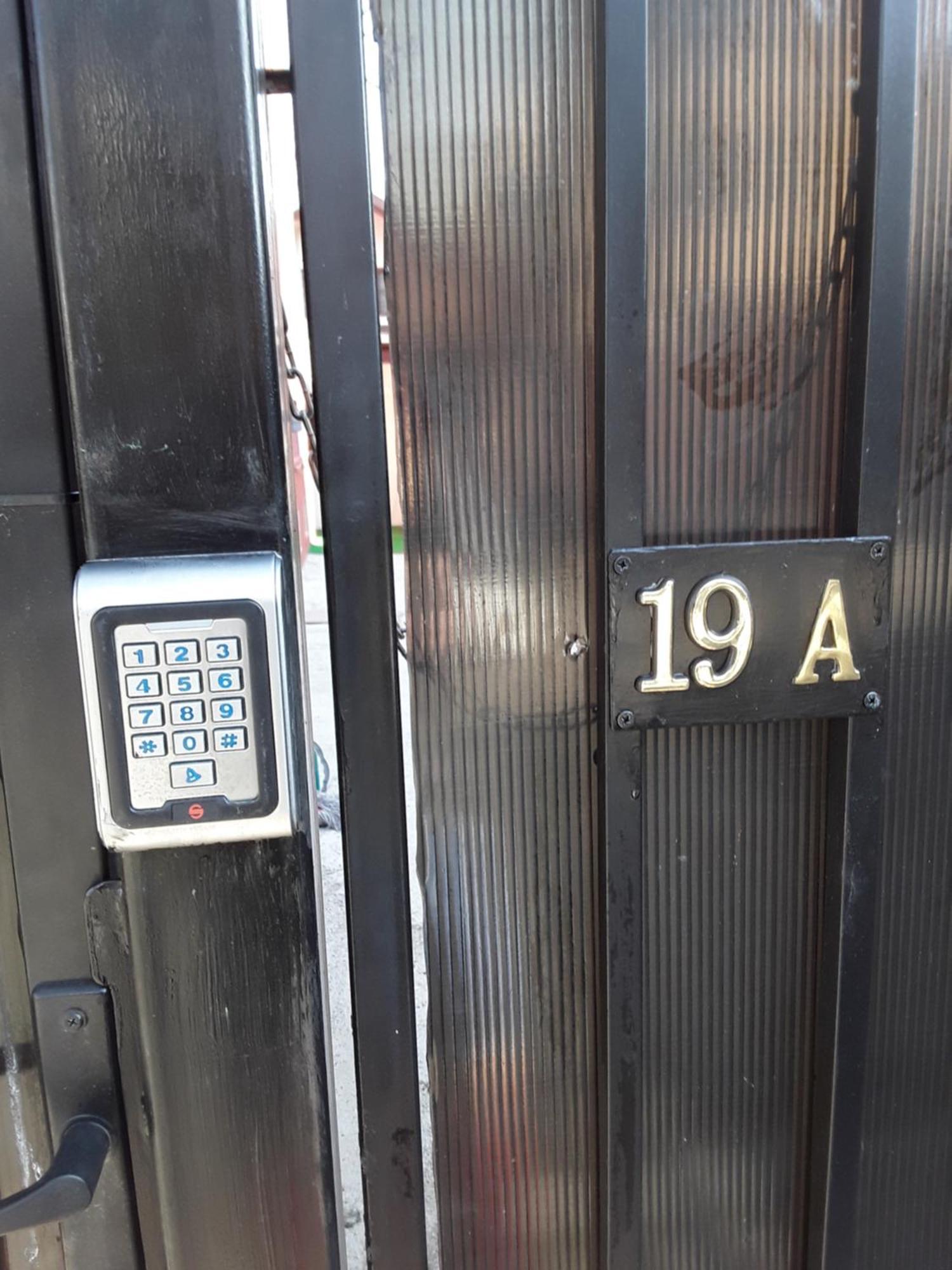 Aura'S West Accommodation Private Parking In Front Yard Bucareste Exterior foto