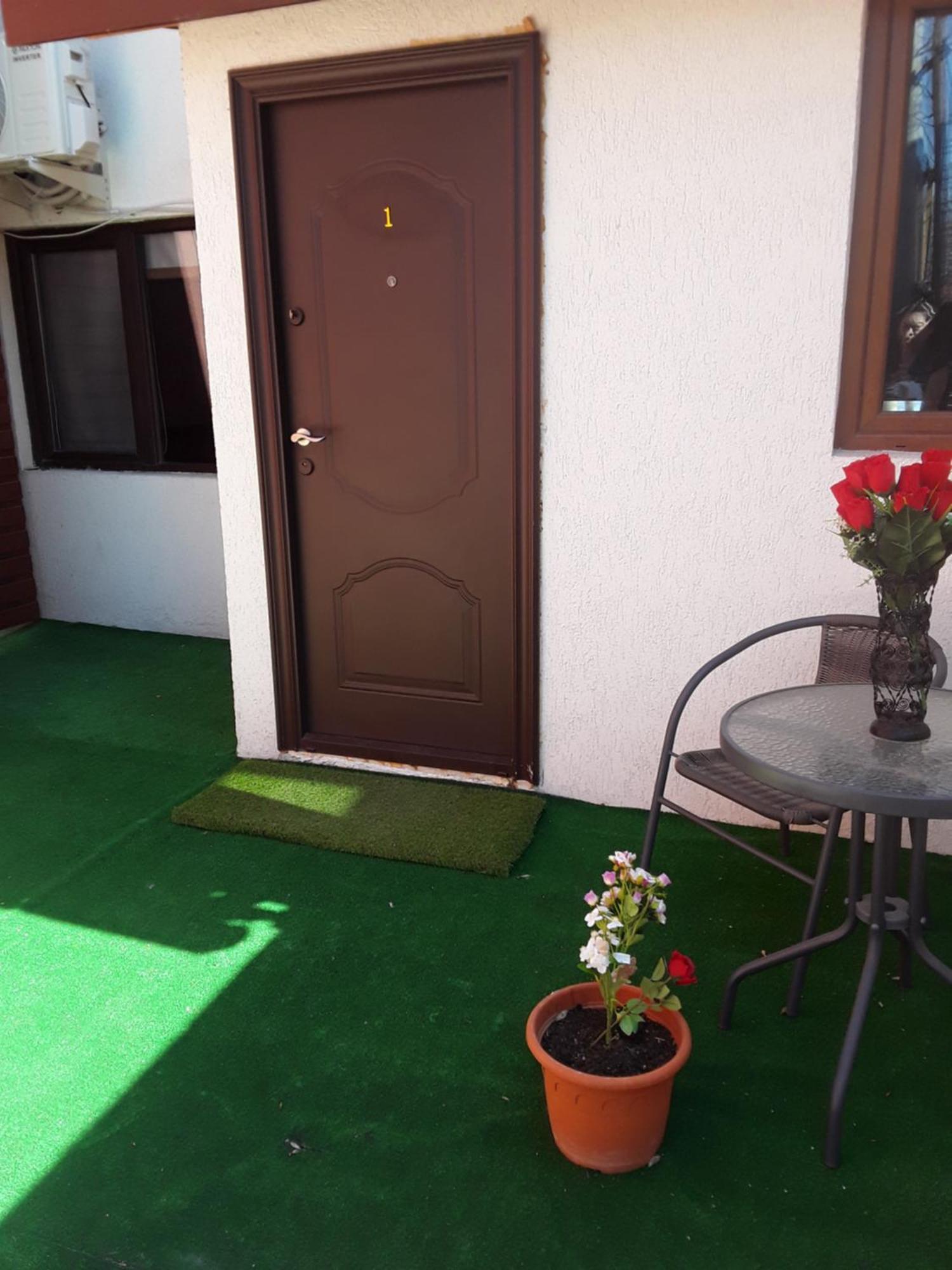 Aura'S West Accommodation Private Parking In Front Yard Bucareste Exterior foto