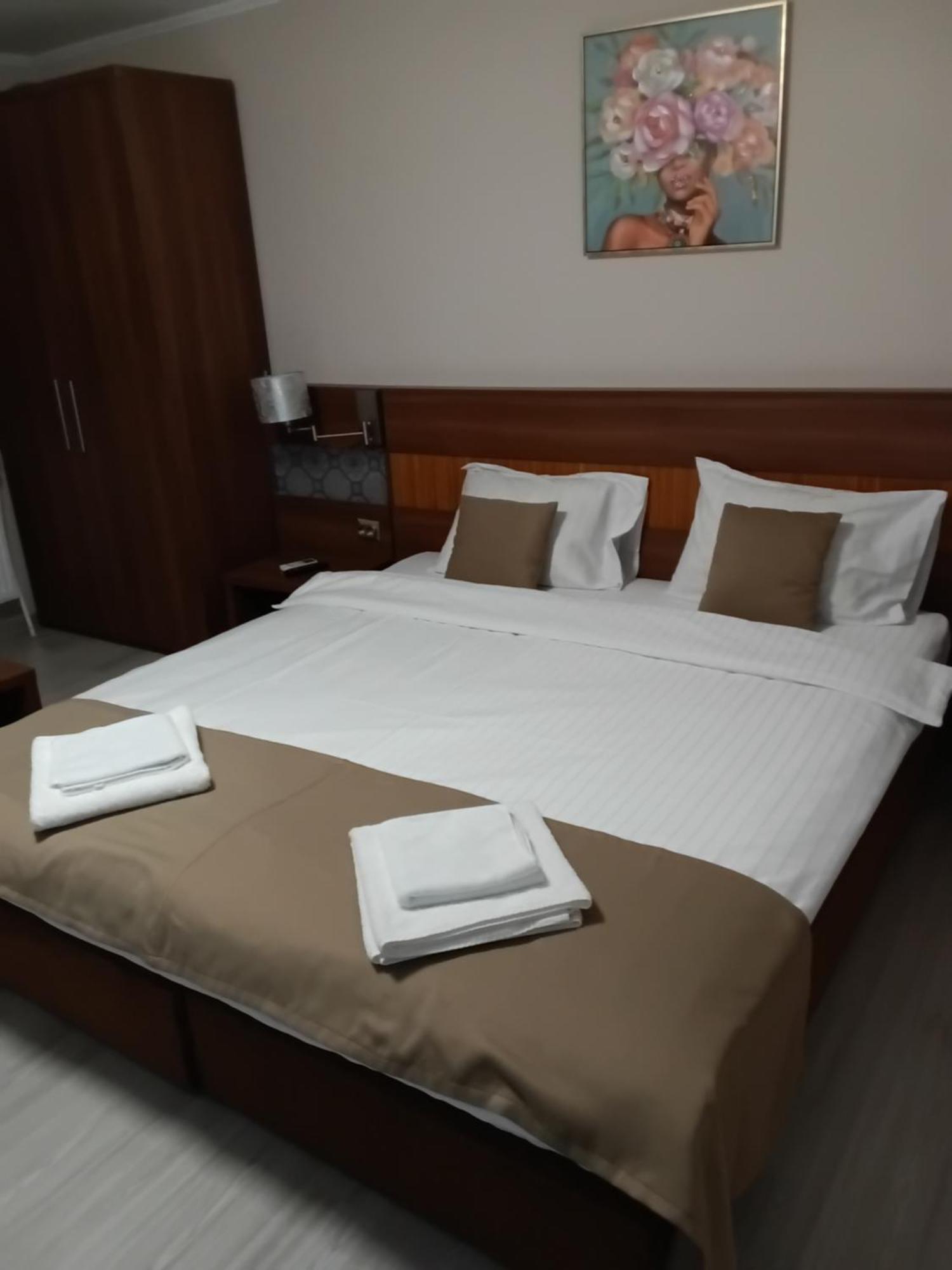 Aura'S West Accommodation Private Parking In Front Yard Bucareste Exterior foto